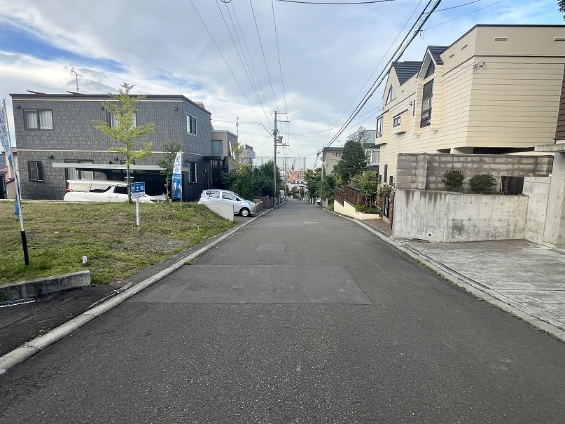 前面道路は6mあります。車通りが少なく、閑静な住宅街です